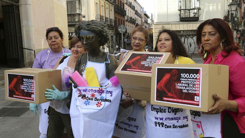 Empleadas del hogar entregan 100.000 firmas al Gobierno para exigir la igualdad de derechos laborales