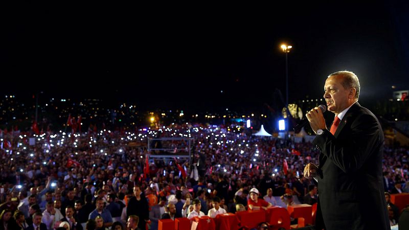 Erdogan promete "arrancar la cabeza" a los instigadores del fallido golpe militar
