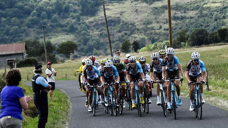 Froome supera la emboscada de Bardet en el Macizo Central y Mollema consigue su primera etapa