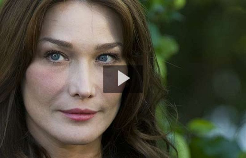 Carla Bruni confiesa que molesta a su marido en mitad de la noche con su música
