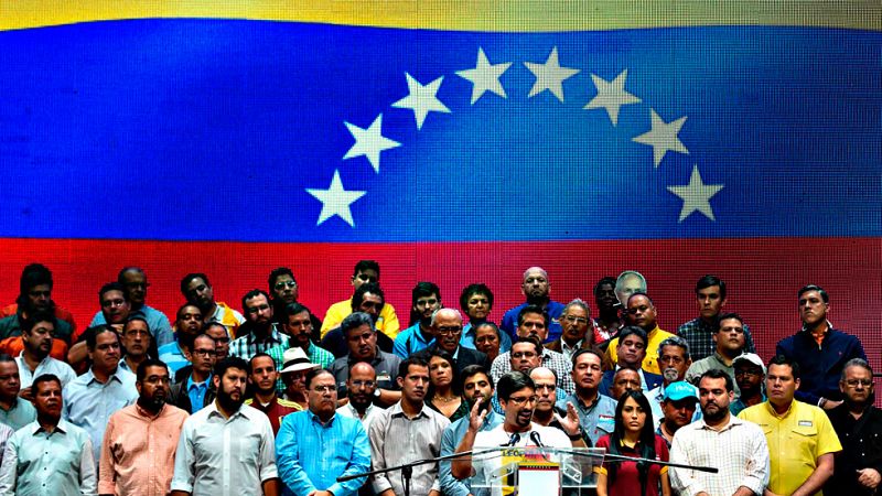El chavismo pone en duda los votos de la consulta de la oposición, que eleva la presión con una huelga general