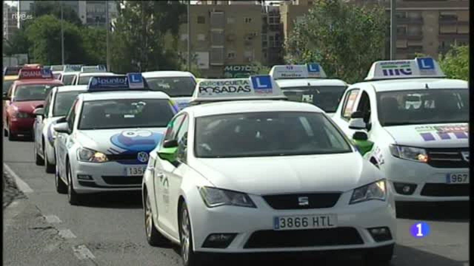 Las autoescuelas andaluzas piden más examinadores, cuya huelga, les lleva a la ruina con 350.000 alumnos afectados | Ver