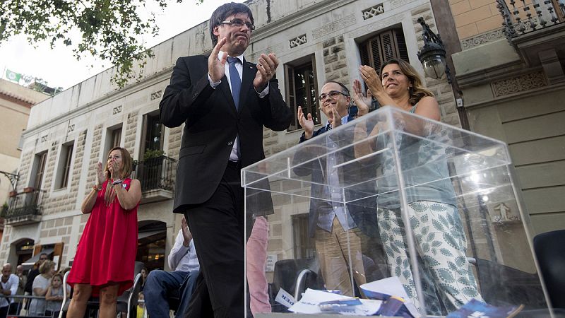 Puigdemont, al Gobierno: "Respetad la democracia y no nos echéis las cloacas"