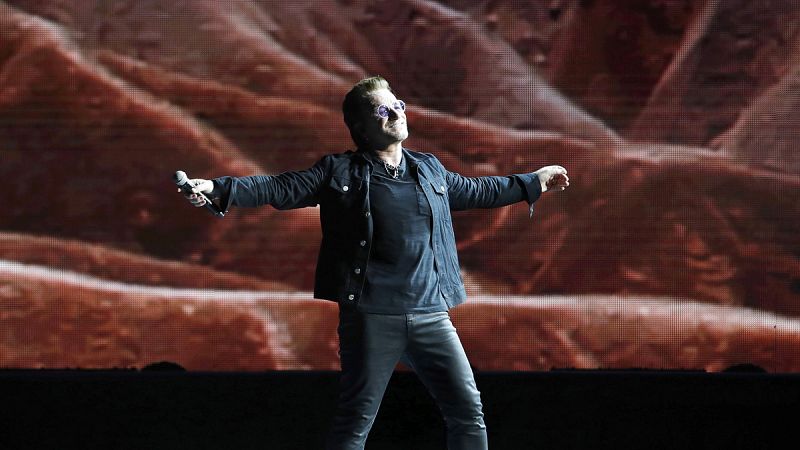 U2 arrasa en un épico concierto de dos horas en el Estadi Olímpic de Barcelona