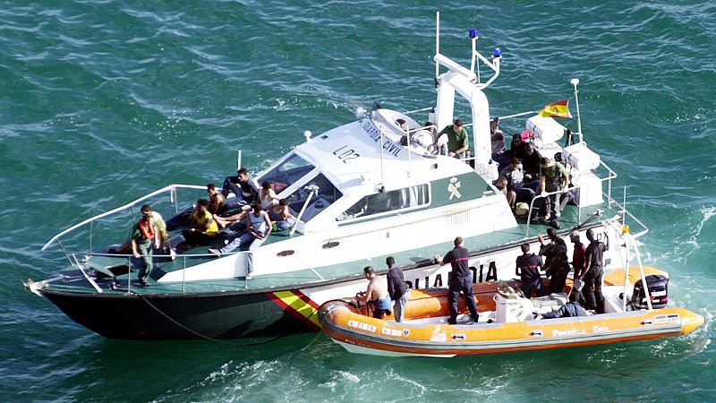 Rescatados más de 60 inmigrantes, entre ellos varios menores, en una patera en el Estrecho