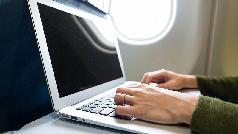 EE.UU. levanta el veto al uso de ordenadores y tabletas en vuelos de países musulmanes