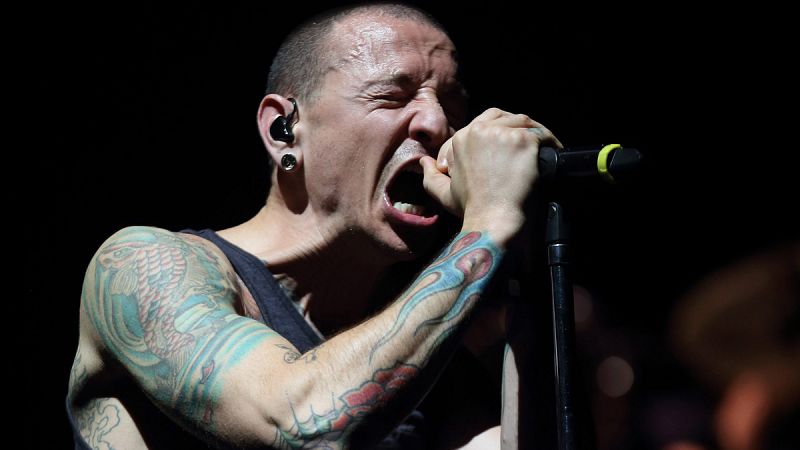 Encuentran ahorcado a Chester Bennington, cantante de Linkin Park
