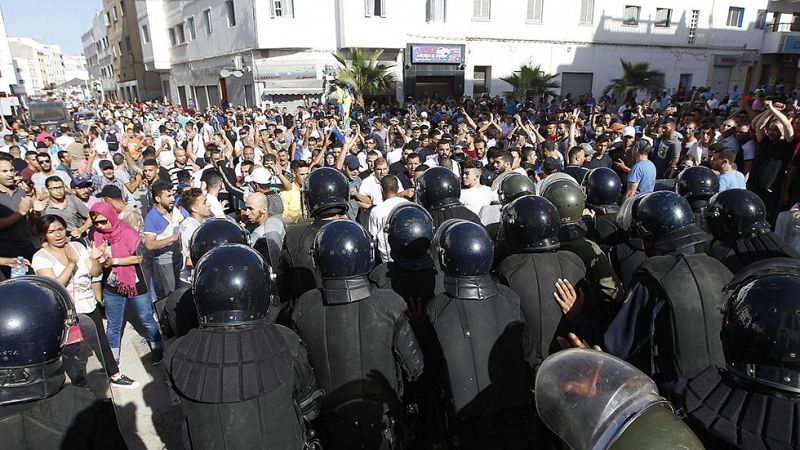 Miles de rifeños desafían la prohibición y se manifiestan en Alhucemas