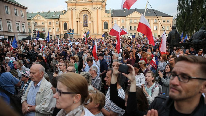La polémica reforma del Supremo polaco sigue adelante pese a las protestas y el rechazo de Bruselas