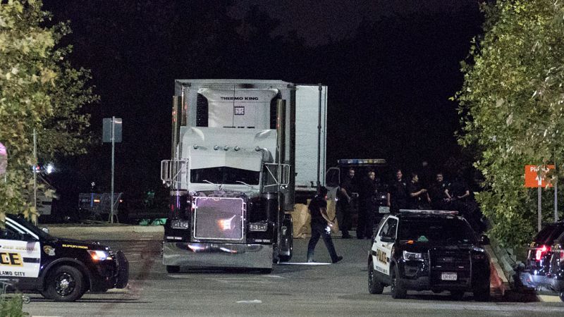 Detenido un camionero en Texas tras hallarse varios cadáveres y heridos en su camión