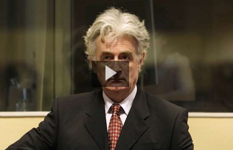 Karadzic insiste en defenderse él mismo y en retrasar su juicio en La Haya