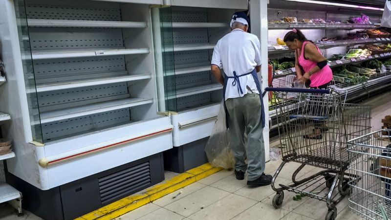 Los venezolanos hacen acopio de alimentos y gasolina antes de la huelga general contra Maduro