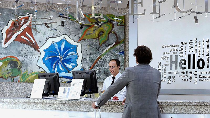 El número de parados bajó en 340.700 en el segundo trimestre y la tasa de desempleo cayó al 17,22%