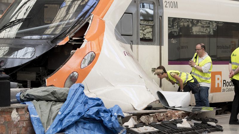 Medio centenar de heridos, tres de ellos graves, en un accidente de tren de Cercanías en Barcelona