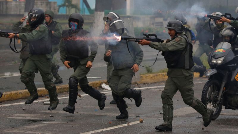 La oposición venezolana desafía a Maduro y este les insta a "rendirse"