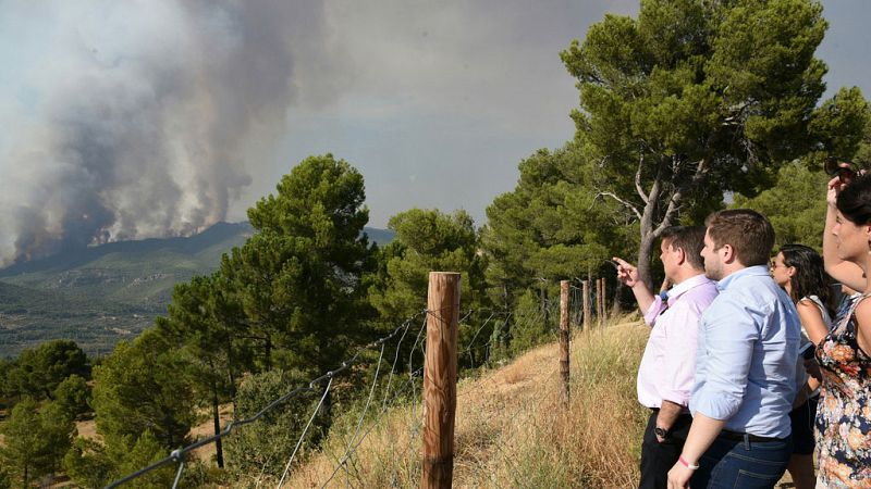 Un incendio en Yeste, en Albacete, todavía sin controlar, obliga a desalojar a 300 personas