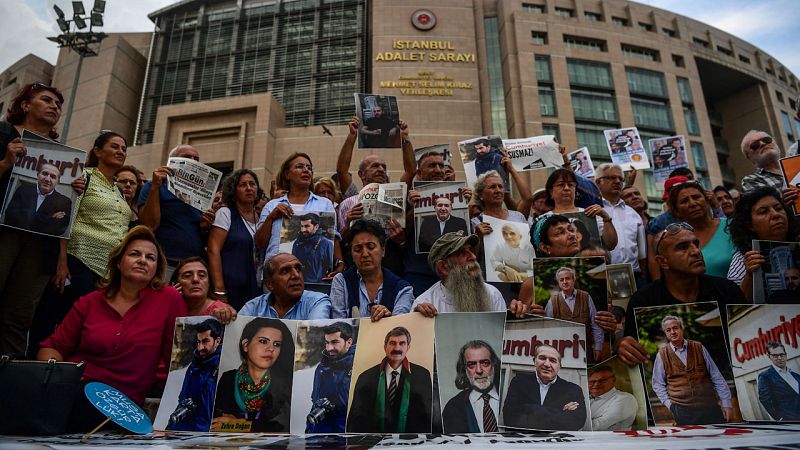Turquía intensifica las detenciones por golpismo o terrorismo, un año después del golpe fallido