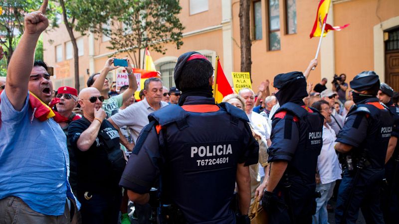 Los Mossos se interponen entre grupos a favor y en contra de la Guardia Civil en Barcelona