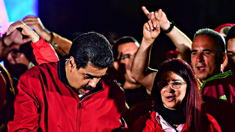 Estados Unidos impone sanciones económicas contra Nicolás Maduro, al que califica de "dictador"