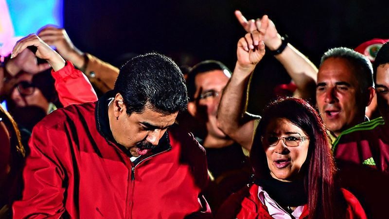 Estados Unidos impone sanciones económicas contra Nicolás Maduro, al que califica de "dictador"