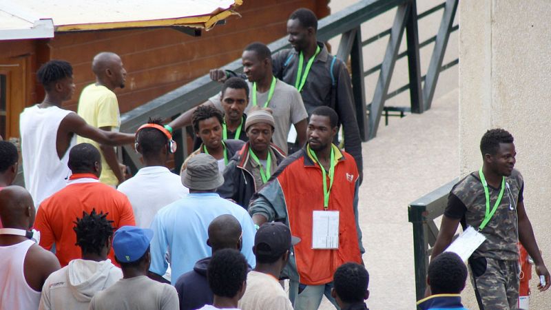 Logran entrar en Ceuta 67 inmigrantes tras un salto masivo a la valla fronteriza