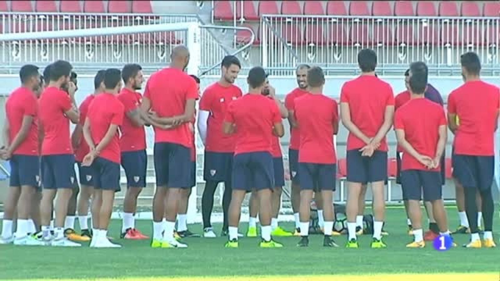 Jesús Navas se entrena con sus compañeros del Sevilla | Ver