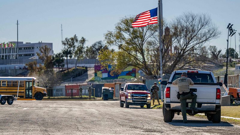 Texas impide el acceso de la Patrulla Fronteriza de EE.UU. a la frontera sur y erige nuevas barreras