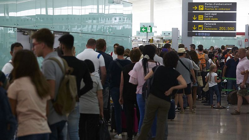 Los trabajadores de seguridad del Aeropuerto del Prat convocan huelga indefinida desde mediados de agosto