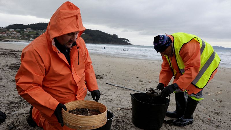 La búsqueda de pélets continúa en la costa gallega y se estabiliza en Cantabria y Asturias