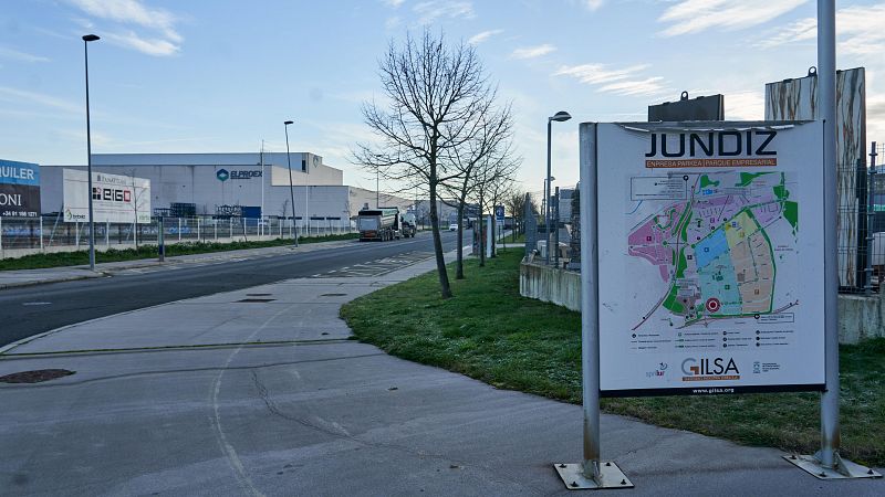 Dos jvenes mueren en la colisin entre dos coches en el polgono industrial de Jndiz, Vitoria