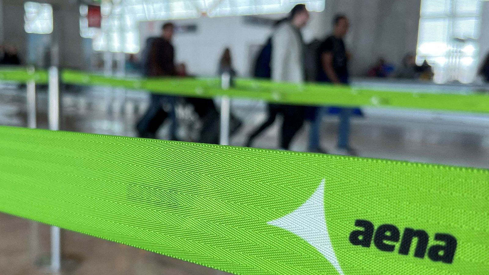 17 migrantes escapan del aeropuerto de Madrid-Barajas | Ver