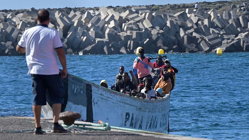 Llegan a la isla de El Hierro cuatro pateras con 449 migrantes, entre ellos 30 menores