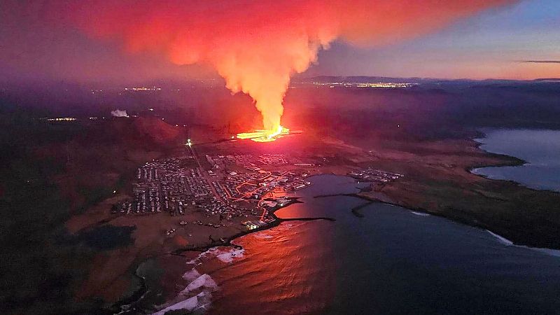 La erupción de un volcán en el suroeste de Islandia obliga a evacuar de nuevo la ciudad de Grindavík