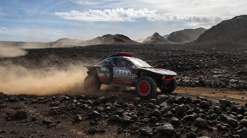 Carlos Sainz refuerza el liderato, Loeb se pierde y Al Attiyah rompe el motor