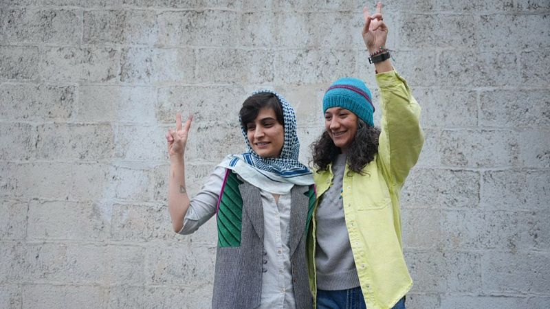 Denuncian por no usar el velo a las dos periodistas iraníes que desvelaron la muerte de Masha Amini