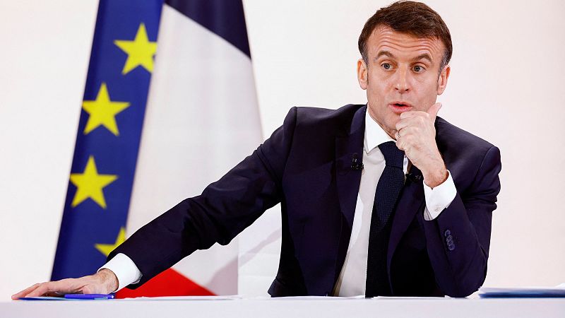 Uniforme escolar y un "gran plan" contra la infertilidad: la estrategia de Macron para un "rearme" cívico en Francia