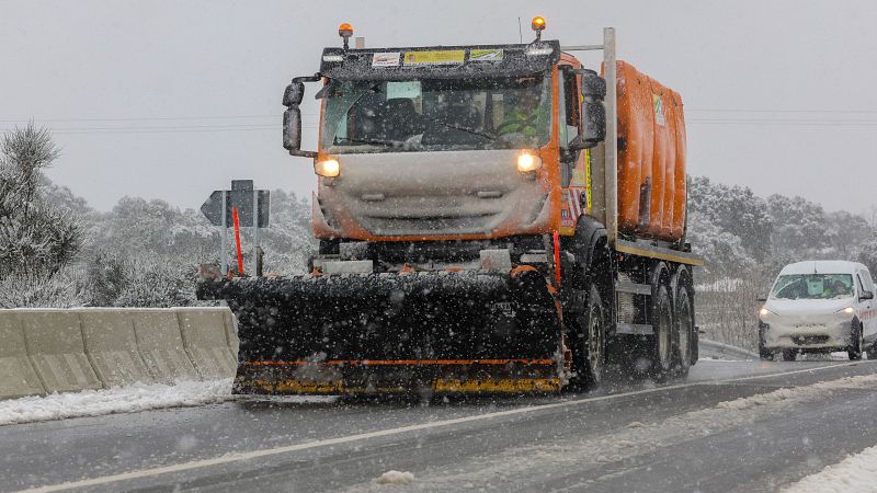 El temporal de nieve corta carreteras en Aragn y Castilla y Len y provoca inundaciones en Extremadura