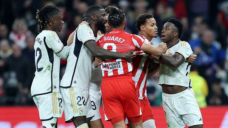 El Real Madrid remonta ante el Almería un partido loco marcado por las intervenciones del VAR