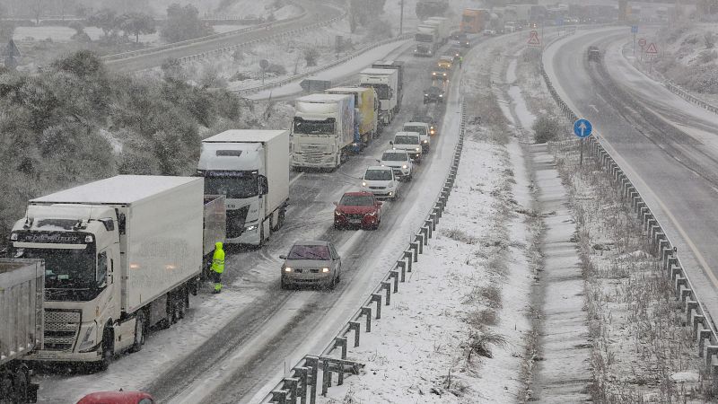 La UME se despliega en Soria para rescatar a 600 personas atrapadas por las nevadas provocadas por la borrasca Juan