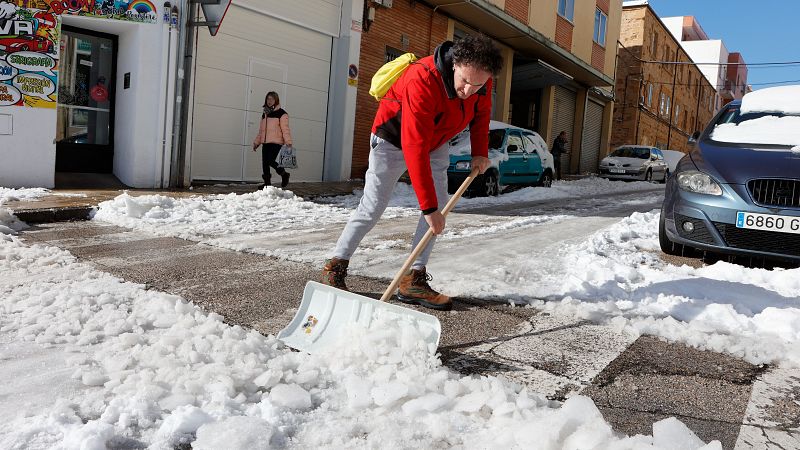 La borrasca Juan da sus últimos coletazos tras dejar incidentes y coches atrapados en la nieve