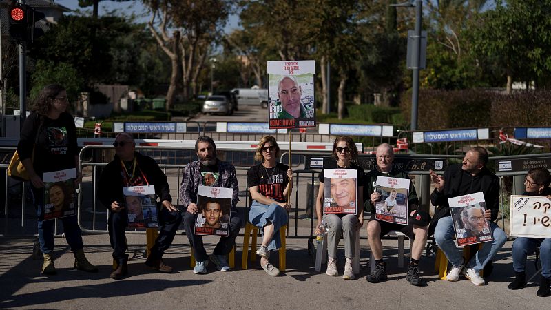 Familiares de los rehenes de Hamás montan un campamento ante la segunda residencia de Netanyahu