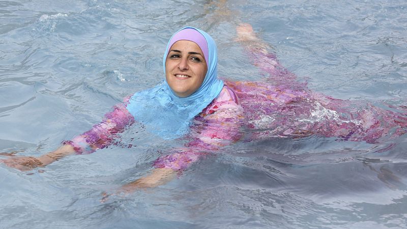 Reclaman a una mujer que se bañó en burkini el pago de la limpieza de la piscina