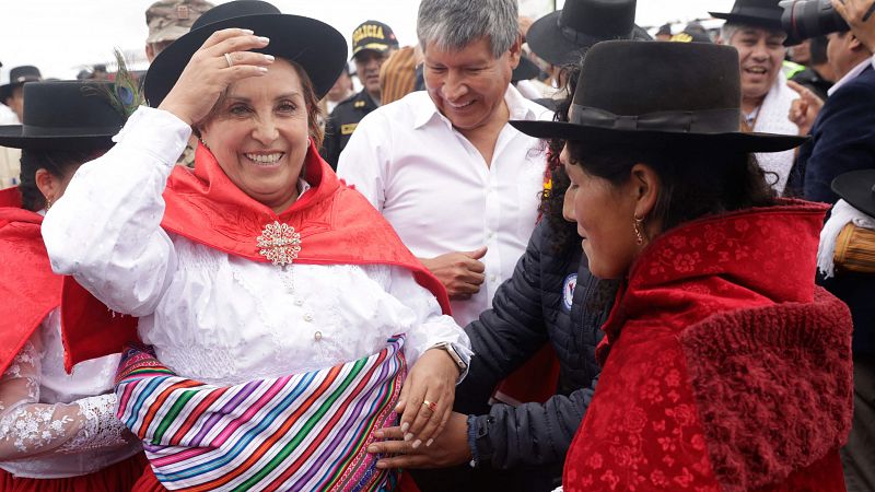 La presidenta peruana Dina Boluarte es agredida y zarandeada durante una visita a la región de Ayacucho