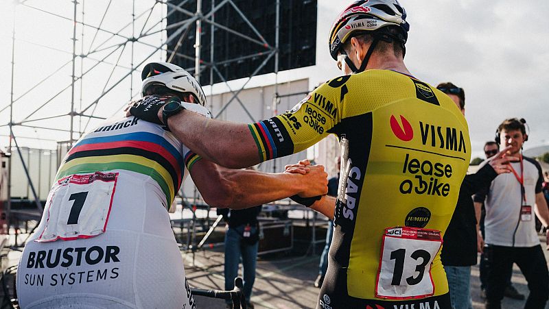 Van Aert gana la Copa del Mundo de 'ciclocross' en Benidorm tras un accidentado duelo con Van der Poel