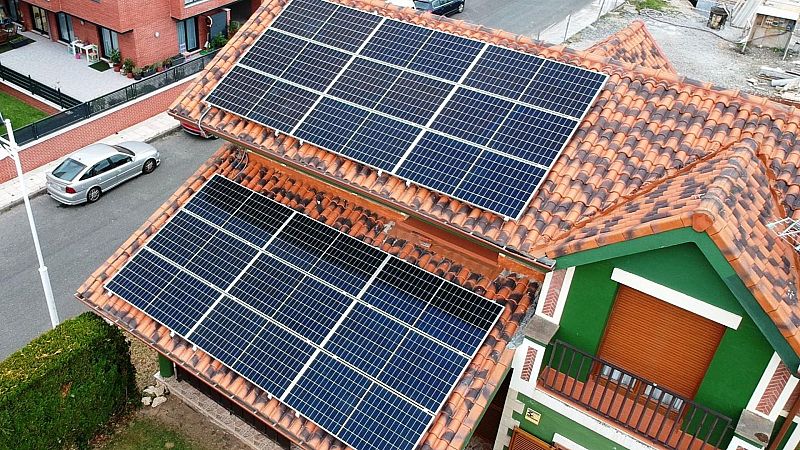 El autoconsumo solar en España sufrió en 2023 su primera contracción, con una caída del 27% tras el récord de 2022