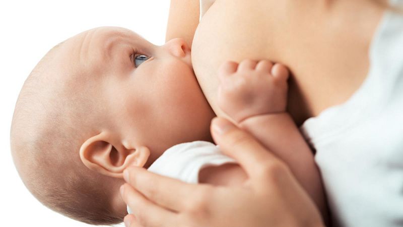 La lactancia materna en España sigue estando lejos de la recomendación de la OMS