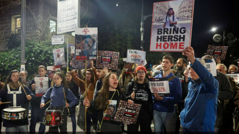 Familias de los rehenes de Hamás irrumpen en una sesión del Parlamento israelí para pedir su liberación