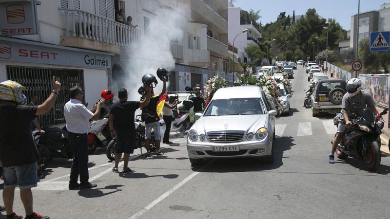 Ibiza despide a Ángel Nieto en un emotivo funeral acompañado de 500 motos