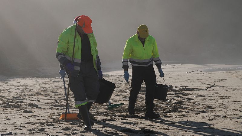 Galicia rebajará al nivel 1 el plan de emergencia por la llegada de pélets a las playas