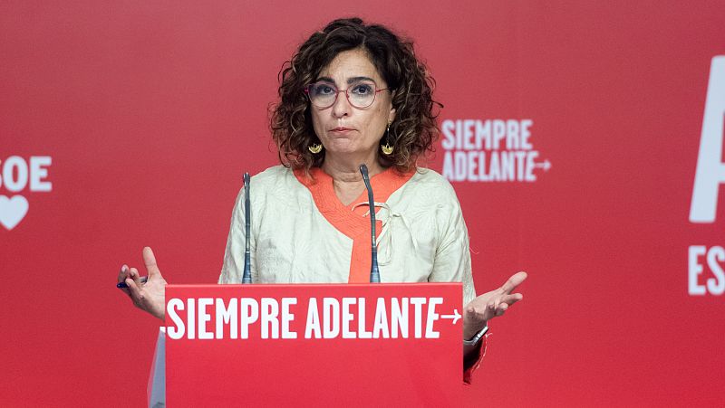 Montero acusa a Page de "buscar notoriedad" con sus críticas al PSOE y le advierte de que "ese no es el camino"